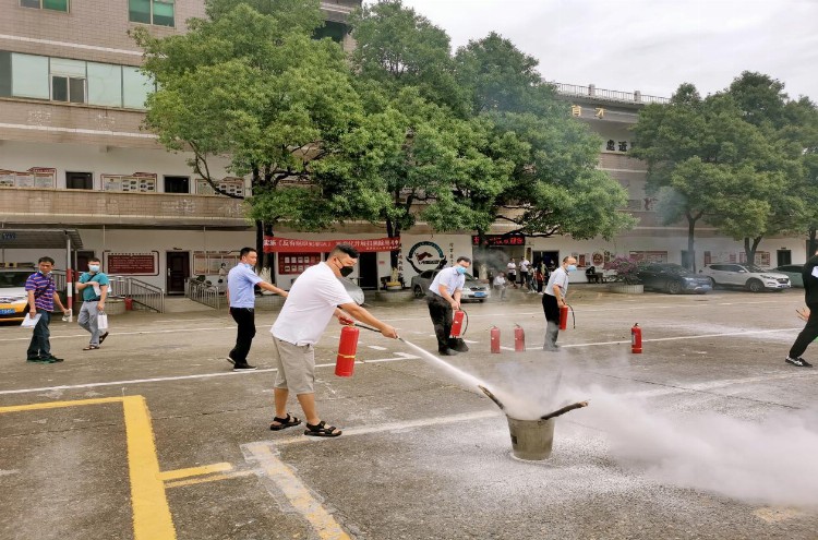 驾驶员体验VR模拟醉酒驾驶，感觉“晕头转向，不受控制”