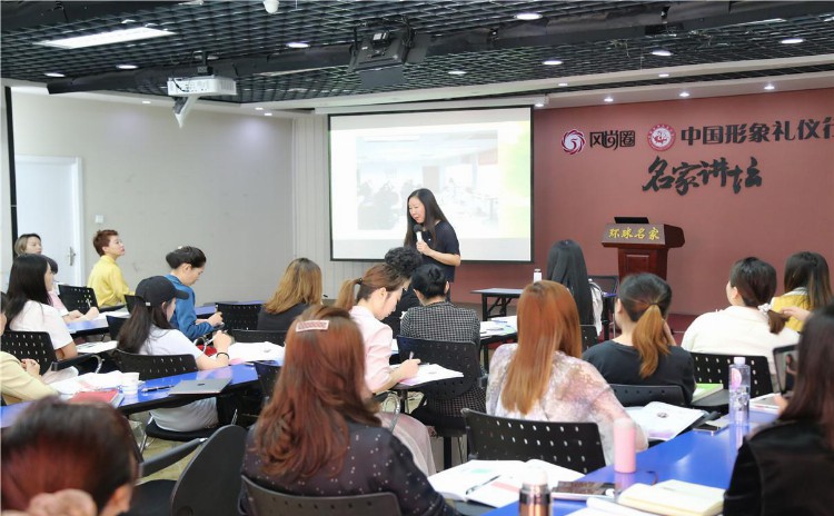 礼仪培训师：培训师都要学的TTT培训师培训