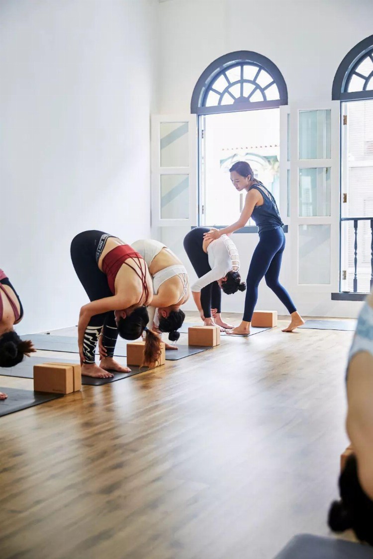 新加坡哪里可以学习专业瑜伽教练培训？师资费用怎么样？