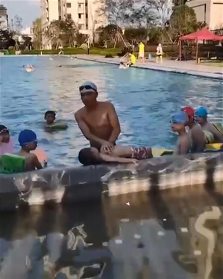 4岁男童溺水，家长不在身边！万幸旁边有个游泳教练