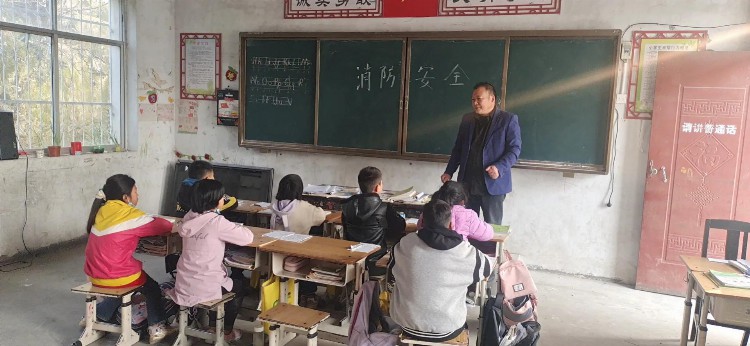 消防安全，我们在行动——石寨小学消防安全主题班会记录