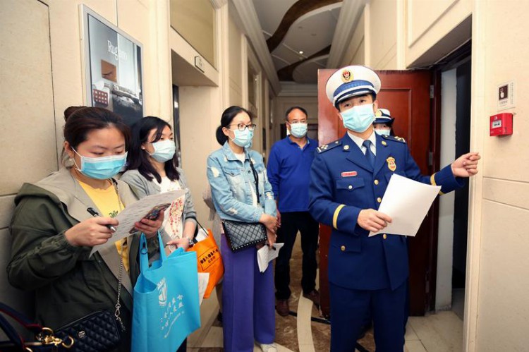 两江新区人和街道组织召开高层建筑消防安全隐患排查培训会