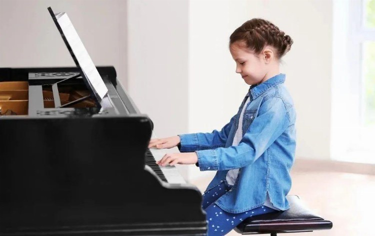 小时候学钢琴花了几十万，长大只能在公司年会表演~