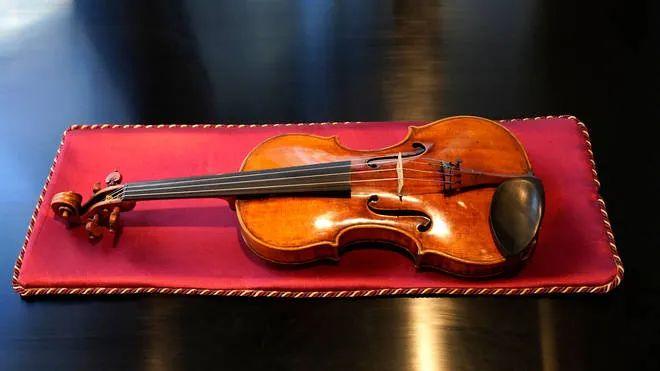 七百年历史西班牙唱诗班首次接纳女性，意大利百年小提琴创拍卖纪录 | 环球资讯