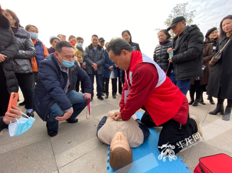 视频 | 心肺复苏、海姆立克急救法……这场急救培训简直太实用了