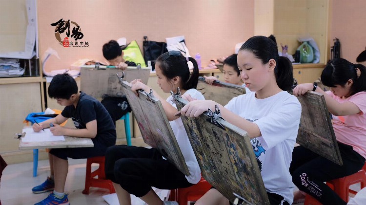 创易美术：东莞东城南城绘画培训，儿童青少年动漫成年人专业课程