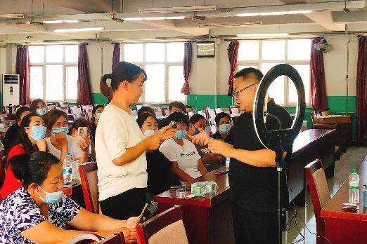 天津开放大学联合结对扶持村镇开展短视频制作与直播运营研修培训