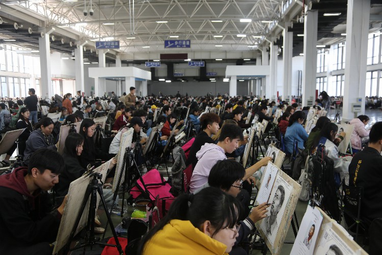 杭州的美术生想去画室进行美术培训，该选择小画室还是大画室