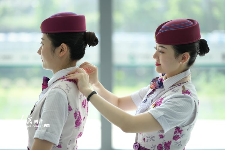 重庆：复兴号乘务员开展服务礼仪培训