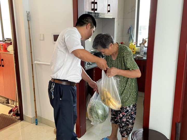 杭州有位的哥，一年为“陌生人”往返医院200趟不收一分钱，背后故事太暖心