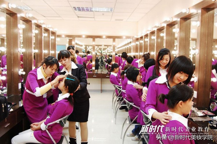 学化妆龙岗哪里好 深圳哪里有化妆学校 新时代美容美发化妆培训学校