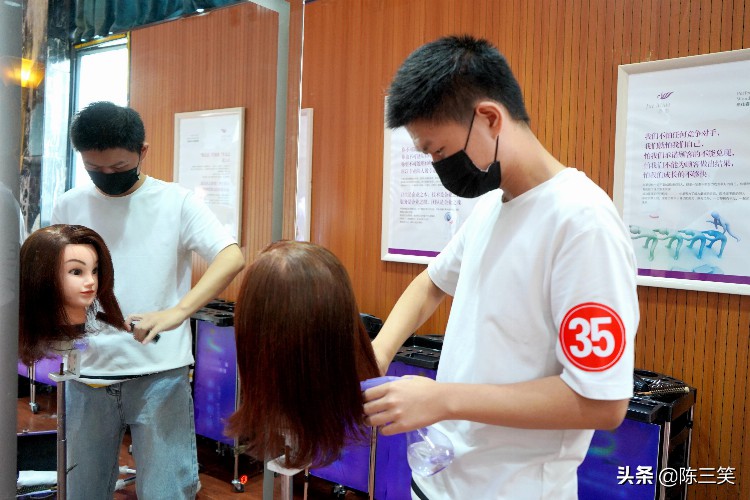 襄阳市第四届美容美发职业技能大赛在绝妙美容美发培训学校举办