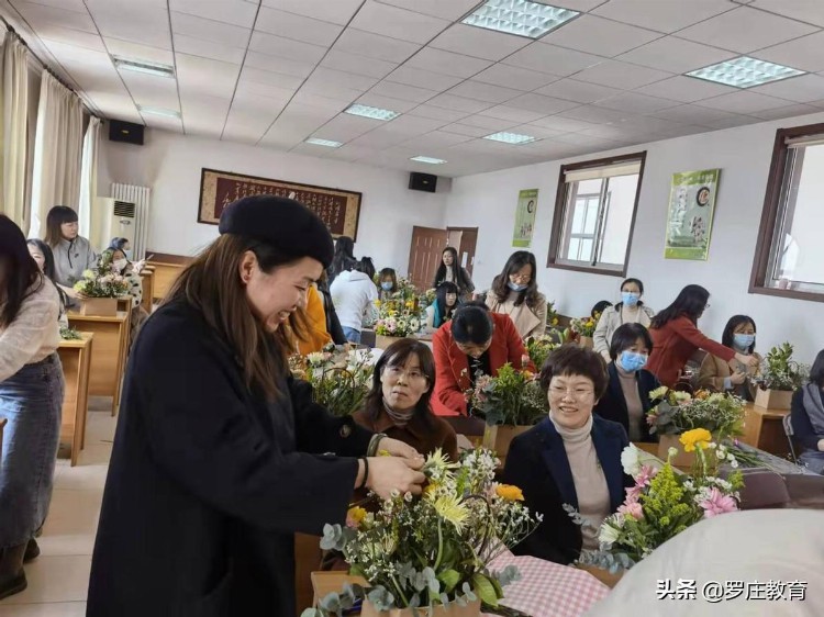 “情暖三月 花样生活”——罗庄区教体局举行“三八”劳动妇女节插花艺术培训