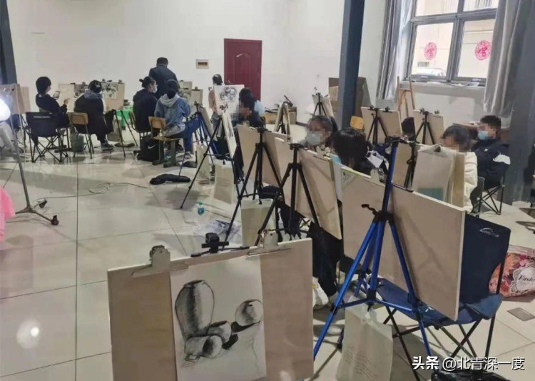 北京一培训机构在高考艺考中作弊：老师通过苹果手表，将画好的美术作品，发给考场内的考生