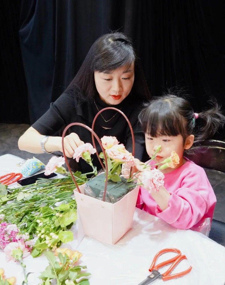 “花”时间 爱妈妈——唐山市路北区举办亲子花艺培训活动