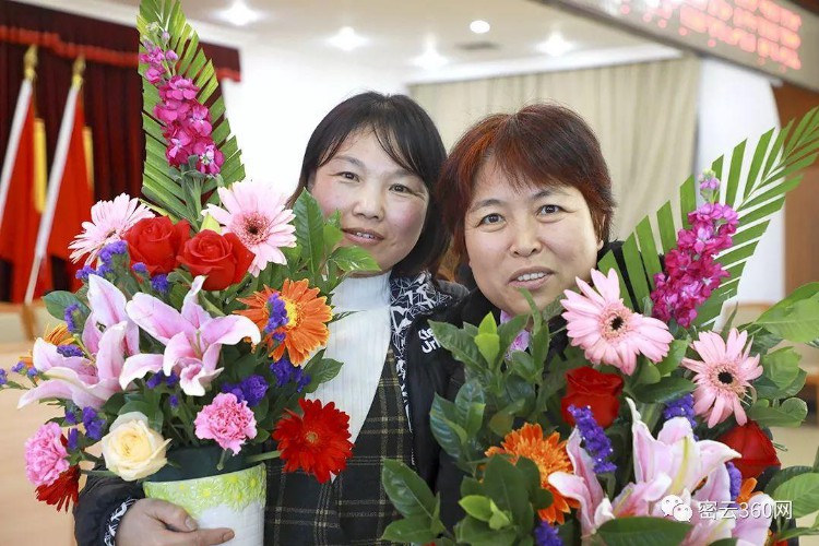 密云区巨各庄镇：插花培训 花美人娇