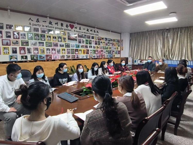 上步中学举办第二期新教师培训会，教科室、教学处主任分享教学经验