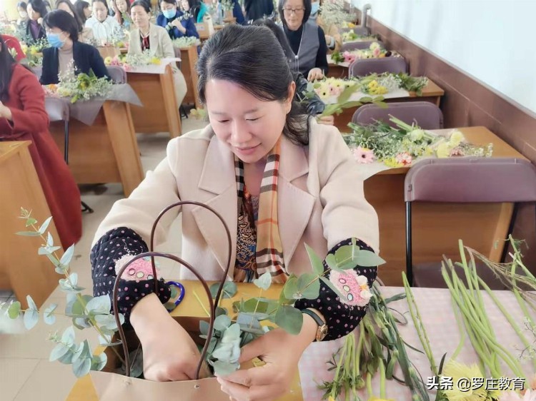 “情暖三月 花样生活”——罗庄区教体局举行“三八”劳动妇女节插花艺术培训