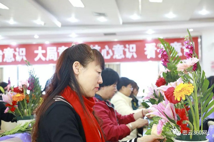 密云区巨各庄镇：插花培训 花美人娇