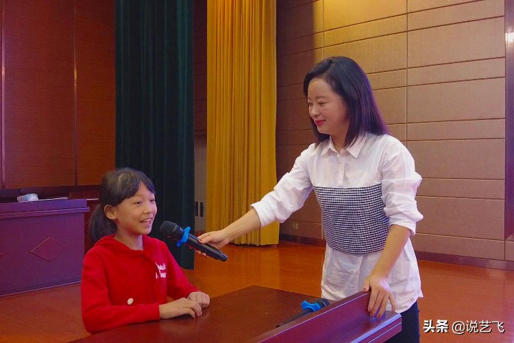 武汉江夏区文化路小学学生，跟着专业主持人学习播音技巧