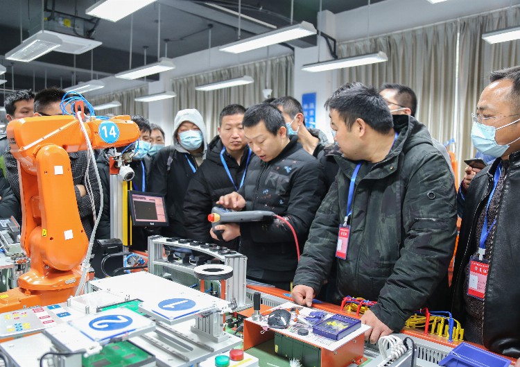 首期学员共40名，上海《工业机器人操作与运维》高级班在松江开课啦