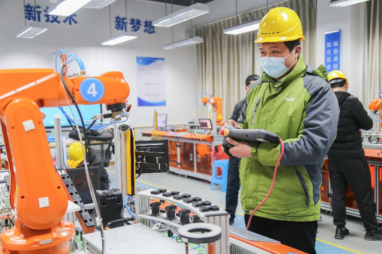 首期学员共40名，上海《工业机器人操作与运维》高级班在松江开课啦