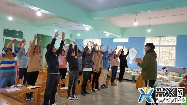 兴义市仓更镇中心幼儿园开展“小鲁班”器材使用培训活动
