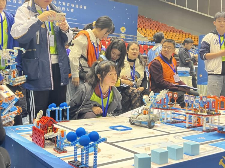 “科技小达人”比拼脑力 智能机器人编程比赛在重庆铜梁举行