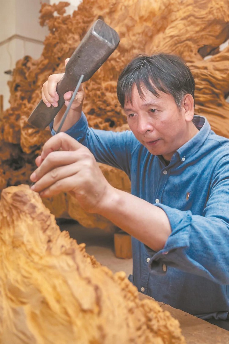郑春辉：创作百米木雕作品是他的目标