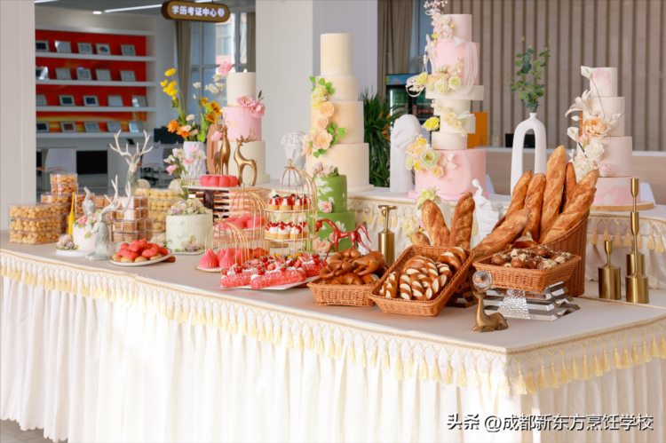 成都新东方高级技工学校学生蛋糕烘焙展示