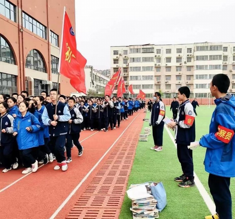 落实“两线四级”提高服务水平——鹤壁市安博外国语学校举行学生会、校团委学生干部总结暨培训会