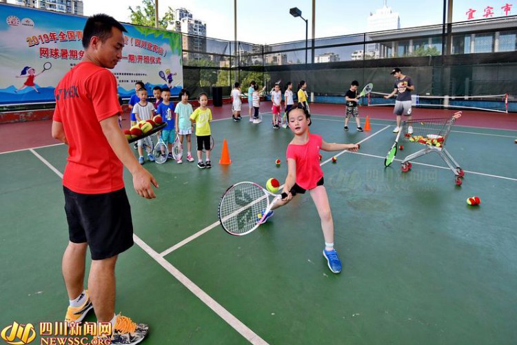 提高全民网球水平 宜宾青少年免费网球培训开班