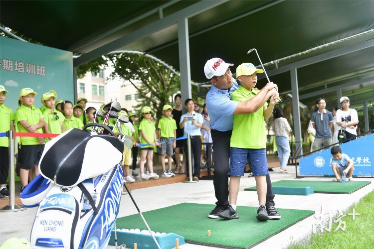 名将现场传授球技！中山市青少年高尔夫公益培训班开课