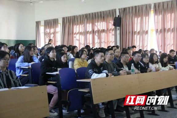 吉首大学文学与新闻传播学院举行学生干部暨青年马克思主义者培训