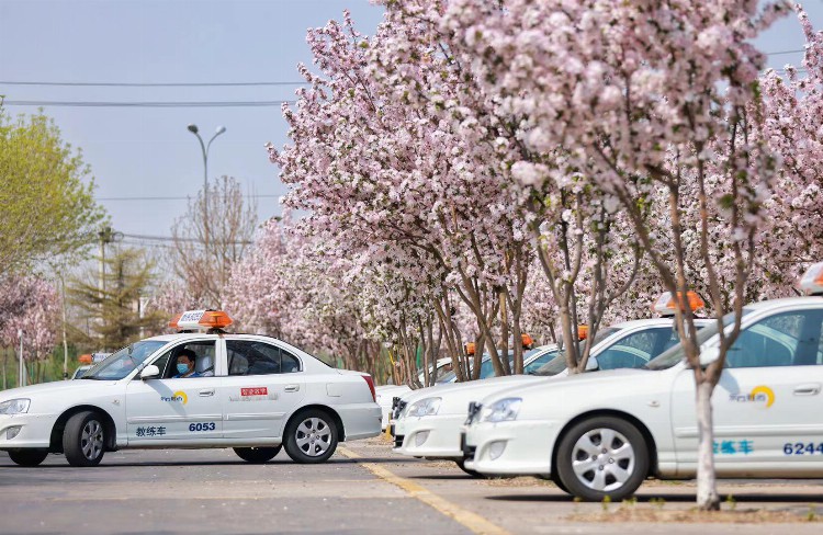 没有教练，VR培训，人车对话练车……智慧驾驶培训就这么酷