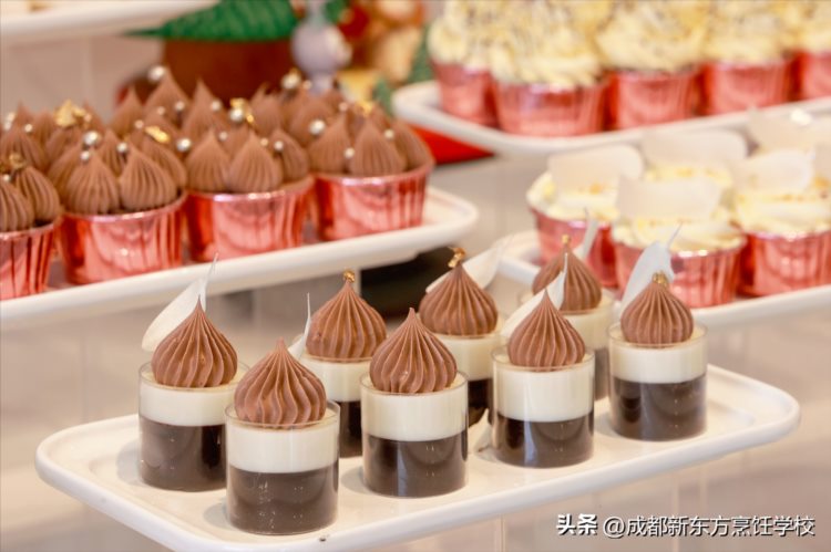成都新东方高级技工学校学生蛋糕烘焙展示