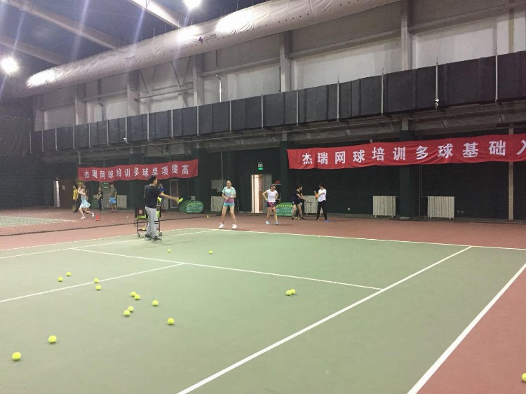 在网球培训班中如何增强拍头的速度？