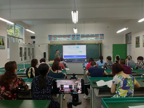 德阳市黄河路小学校开展“信息技术应用能力提升工程2.0”深度培训