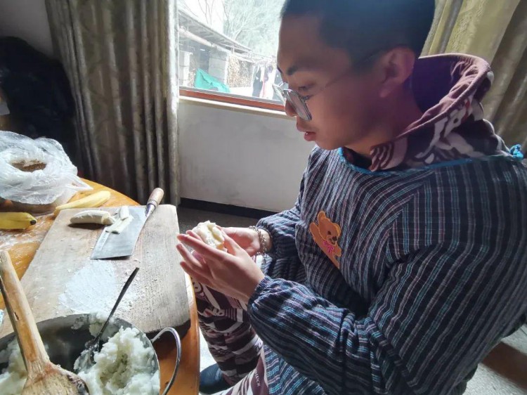 杭州高二男生，张罗了一桌年夜饭！他说自己从小不上培训班，所以有时间练厨艺