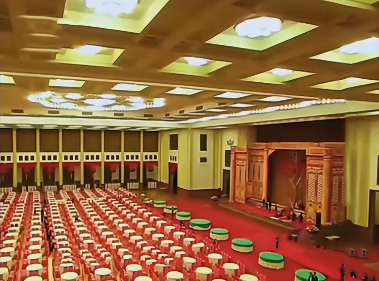 1959年人民大会堂首次举办国宴，天花板上却藏着50人，这是为何？