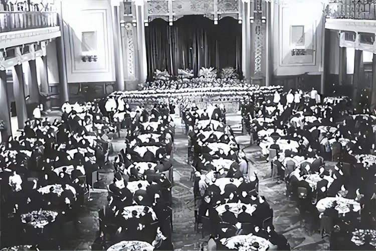 1959年人民大会堂首次举办国宴，天花板上却藏着50人，这是为何？