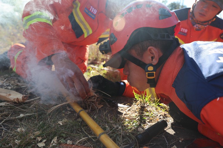 云南消防开展山难救援技术培训，学员实践“荒野求生”