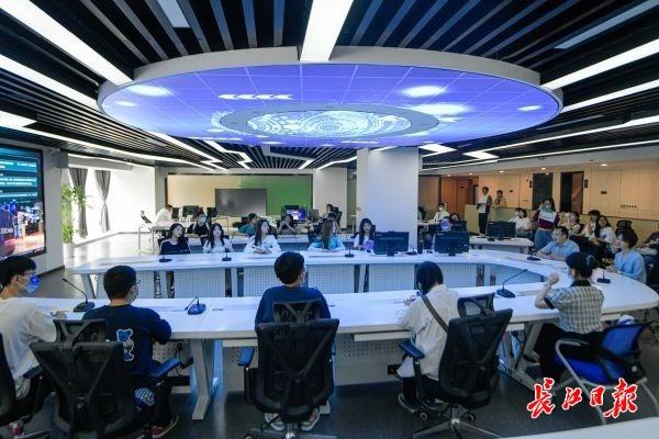 武汉理工大学50余名师生走进长江网开展媒介素养社会实践培训