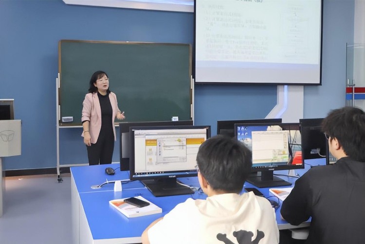 喜讯！武昌工学院《C语言程序设计》获批国家级一流课程！