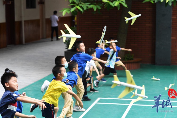 广州民办小学招生供需两降：学位减上万个，44.3%学校涨学费