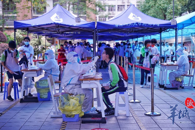 「图集」鲜花、蛋糕、宠物狗都来了……围观广州“暖心接考团”