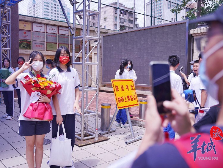 「图集」鲜花、蛋糕、宠物狗都来了……围观广州“暖心接考团”