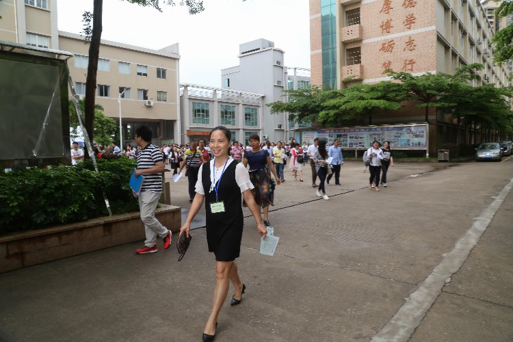 廉江一中:展示课改实验成果，培育学科校本特色课堂