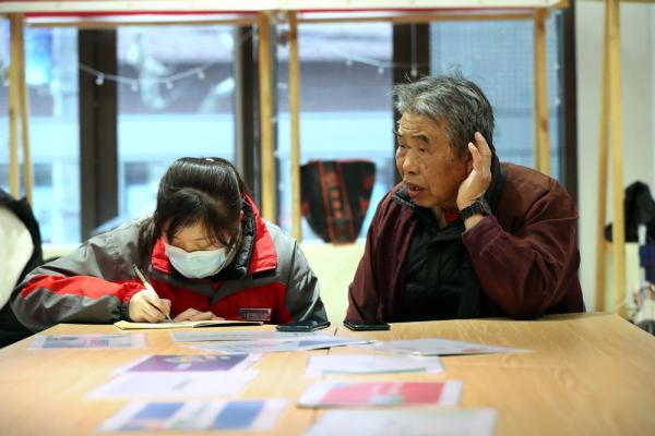 年逾古稀学手机，走进上海社区老年人“手机培训班”……