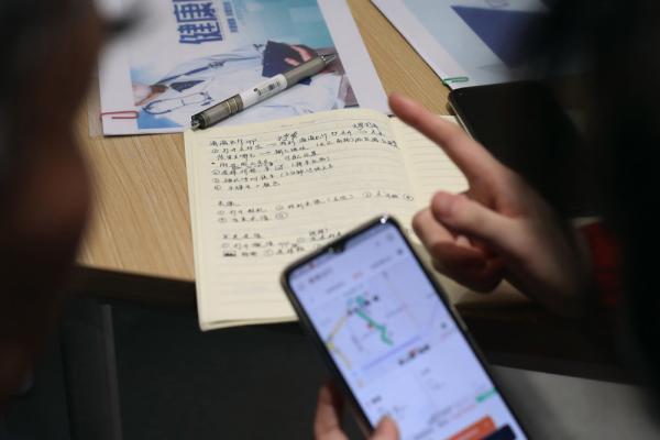 年逾古稀学手机，走进上海社区老年人“手机培训班”……